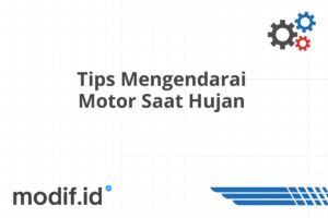 Tips Mengendarai Motor Saat Hujan