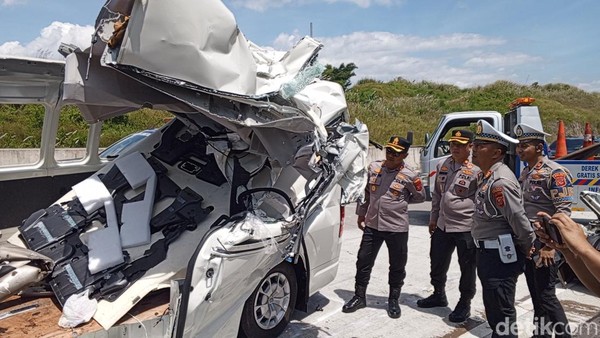 Sopir Mengantuk, Kecelakaan Maut Tol Cisumdawu: Kronologi Tragis
