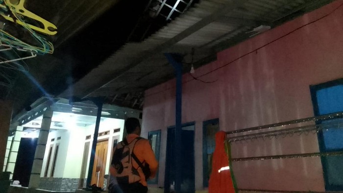 Angin Kencang Bogor: 6 Rumah & Ponpes Rusak Parah