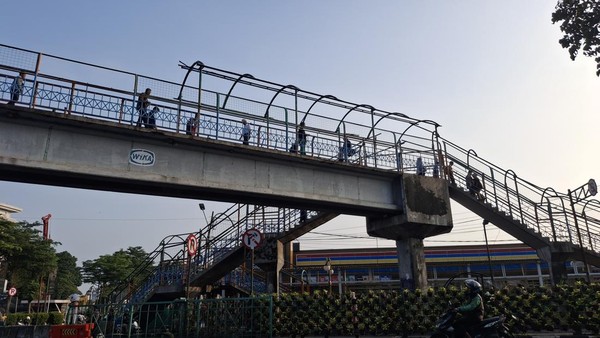 Atap JPO Stasiun Bogor Rusak Parah, Pemkot Langsung Bongkar!