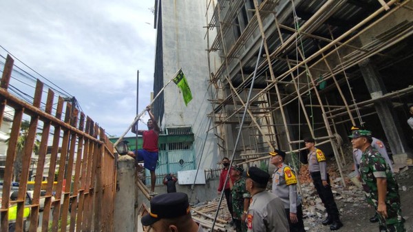 Atribut Ormas Ilegal: Aksi Gabungan Berantas Radikalisme