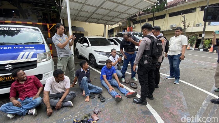 Depok: 7 Debt Collector Ditangkap, Senjata Tajam Disita Polisi