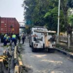 Drama Truk Kontainer Jakbar: Ban Pecah, Hantam Separator Busway