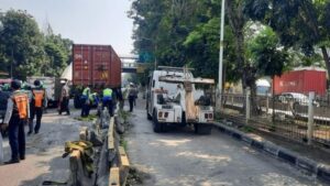 Drama Truk Kontainer Jakbar: Ban Pecah, Hantam Separator Busway