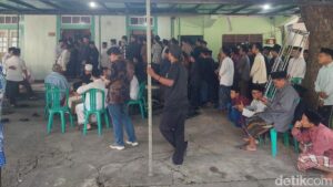Jenazah Gus Alam Dimakamkan: Kisah Haru di Samping Ayah Kendal