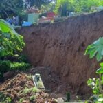 Longsor Bogor: Hujan Deras Bawa Makam Terseret, Miris!