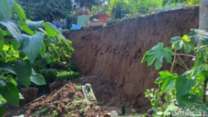 Longsor Bogor: Hujan Deras Bawa Makam Terseret, Tragis!