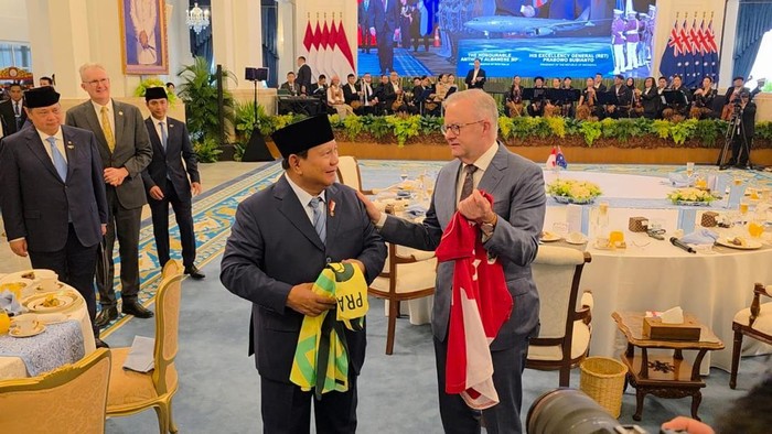 Prabowo Subianto Antar PM Australia, Tukar Jersey Timnas