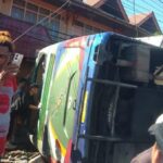 Tragedi Padang Panjang: Bus Terguling, 2 Tewas, Penumpang Terjepit