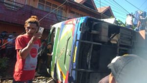 Tragedi Padang Panjang: Bus Terguling, 2 Tewas, Penumpang Terjepit