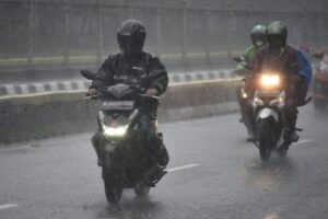 Bahaya Motor Hujan: Rem Mendadak, Akibatnya Fatal