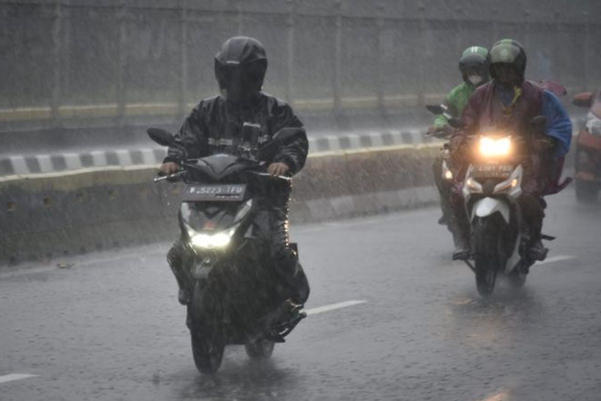 Bahaya Motor Hujan: Rem Mendadak, Akibatnya Fatal