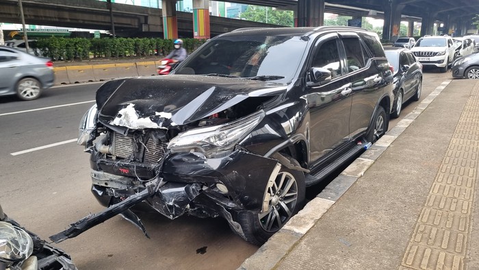 Fortuner Pelat Dinas Palsu Tabrak 5 Mobil: Motif Mengejutkan?