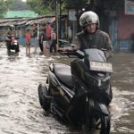 Jakarta Banjir: Bahaya! Hindari Nekat Lewat Jalan Terendam