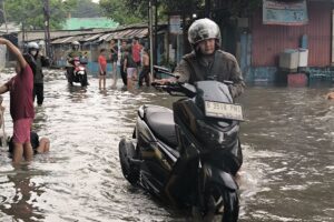 Jakarta Banjir: Bahaya! Hindari Nekat Lewat Jalan Terendam