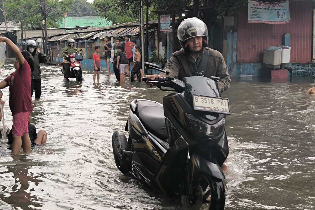 Jakarta Banjir: Bahaya! Hindari Nekat Lewat Jalan Terendam