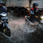 Kecepatan Aman Motor Lewati Banjir? Ini Rahasianya!