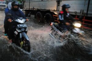Kecepatan Aman Motor Lewati Banjir? Ini Rahasianya!