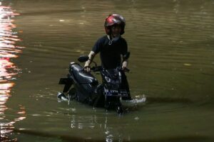 Motor Terendam Banjir? Ikuti Langkah Tepat Ini Sekarang!