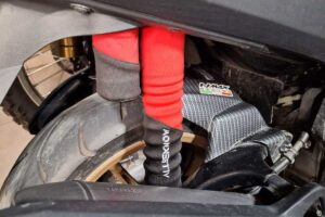 Sarung Sokbreker Motor: Gaya Kekinian atau Punya Manfaat?